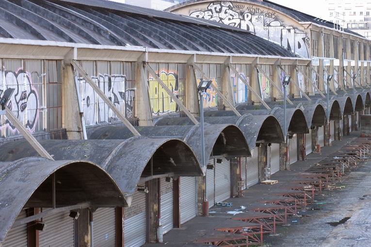 La Halle Freyssinet prima del riuso, abbandonata e coperta di graffiti