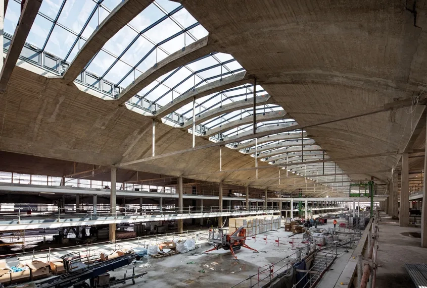 La navata centrale in cantiere, durante i lavori di riuso